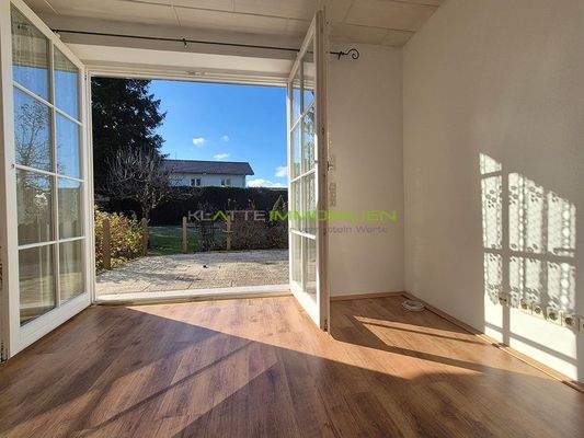 WE01 EG Wohnzimmer 06 mit Zugang Terrasse+Garten