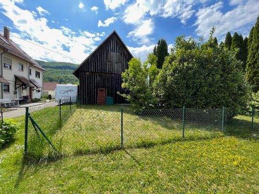 rückseitiger Garten mit Schuppen