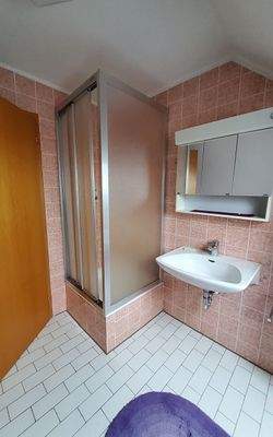 Badezimmer mit Dusche im DG