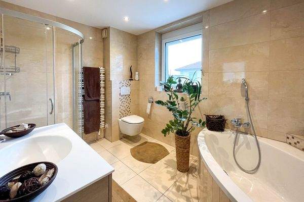 Badezimmer mit Dusche und WC