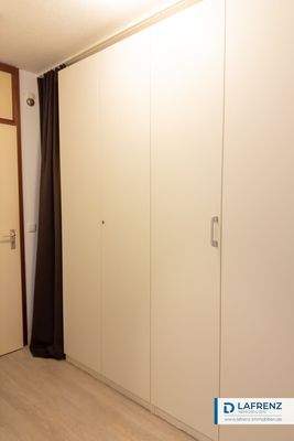 großer-Wandschrank-im-Flur