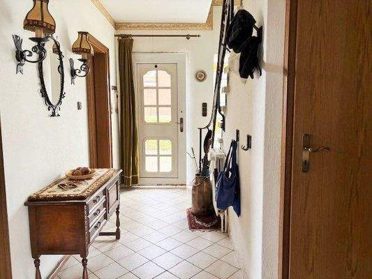 Flur mit Eingangstür, Zugang Keller.jpg