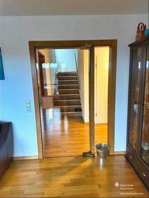 Blick Glastür ins Wohnzimmer und Flur