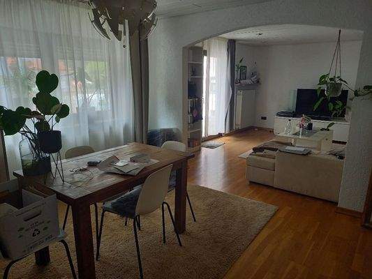 Wohn-Esszimmer und Zugang Balkon