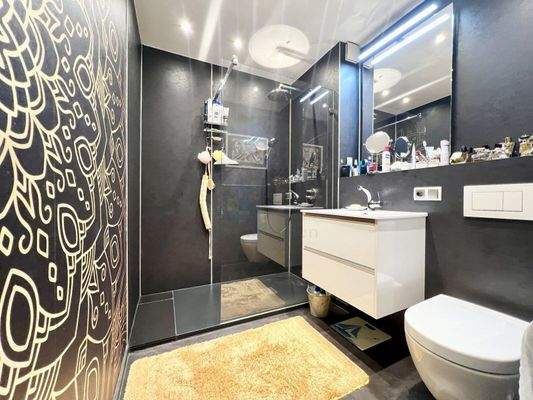 BADEZIMMER MIT DUSCHE