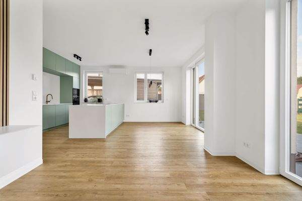 Hochwertige Einbauküche und Essbereich