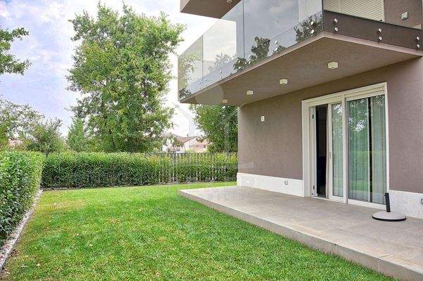 Exklusive Erdgeschosswohnung mit Garten in Poreč