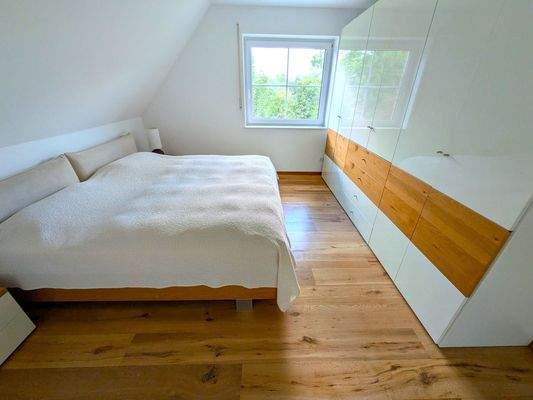 Ruhiges Schlafzimmer mit Platz für einen großen Kleiderschrank