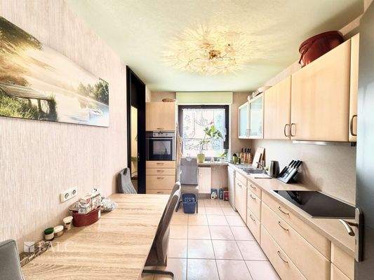 Essküche mit Speißekammer