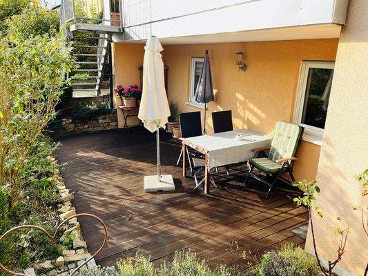 teilweise überdachte Terrassenfläche der Gartengeschosswohnung