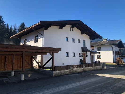Hausansicht mit 1 dazugehörigen Carport