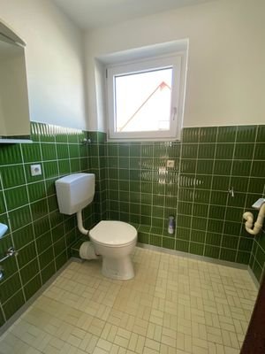 Gäste-WC mit Waschmaschinenanschluss