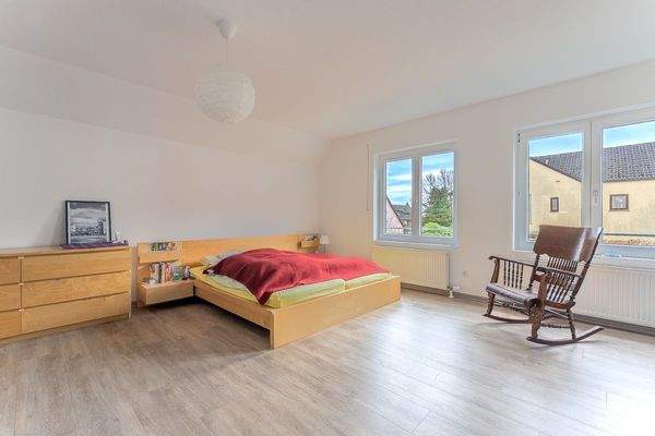 Schlafzimmer mit Zugang zum Südbalkon