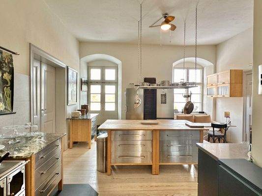 Eine der vorhandenen Küchen