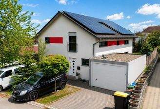 Eingang und Garage mit Stellplätzen