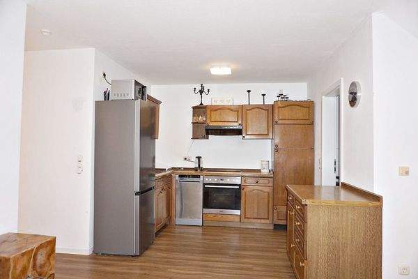 offener Wohnbereich mit Küchenanschlüssen