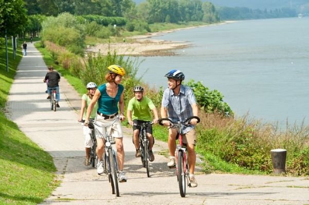 Fahrrad fahren am Rheinufer