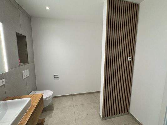 Bad - Waschmaschinenstellplatz hinter Mauer