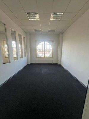 Büroraum, abgetrennt innerhalb der Halle