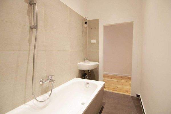 Elegantes Wannenbad mit Fenster