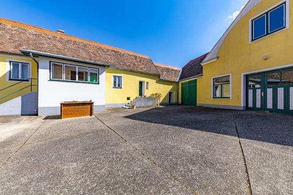 Hallen und Nebenhaus