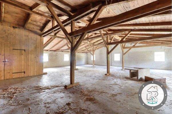 Dachboden über Stallungen mit massiver Betondecke