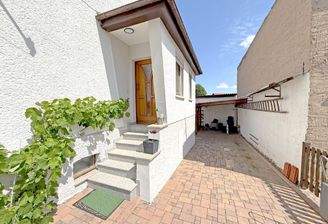 Hauseingang und Carportzufahrt
