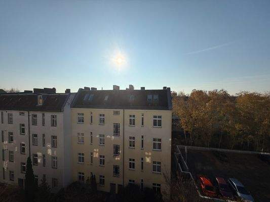 Ausblick vom Balkon auf das Gartenhaus