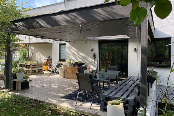 überdachter Freisitz vor dem Essbereich