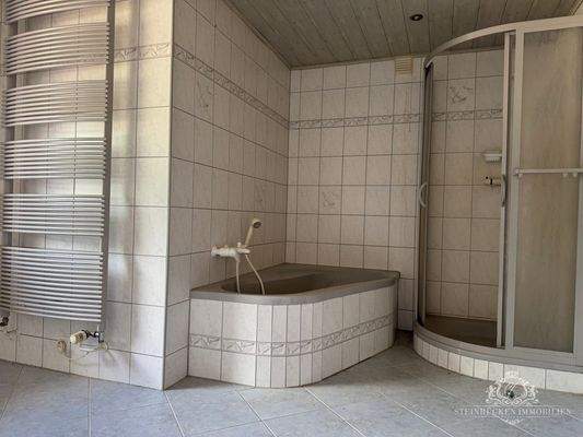 Badezimmer mit Dusche und Wanne