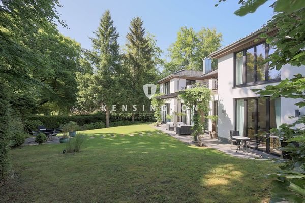 schöner Garten mit Licht und Schattenspiel im Somm