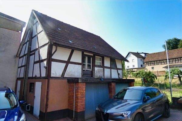 Nebengebäude mit 2 Garagen