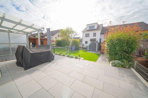 Terrasse mit Garten.jpg