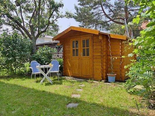 Garten-Sitzecke hinter dem Haus