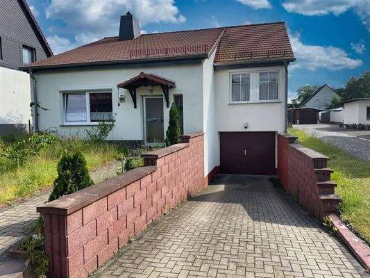 Hausansicht mit Garage