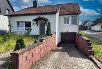 Hausansicht mit Garage