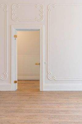 Glastür und Stuckelemente