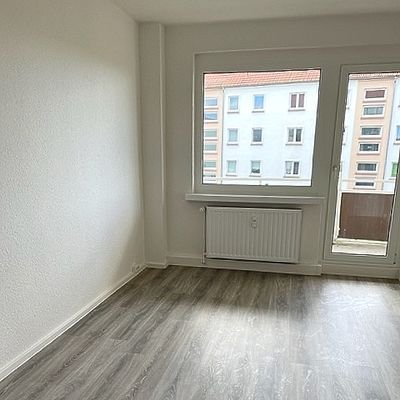 Wohnzimmer mit Balkon