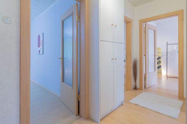 Flur mit Einbauschränken 