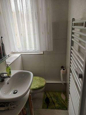 Bad mit WC, WB und Handtuchheizkörper