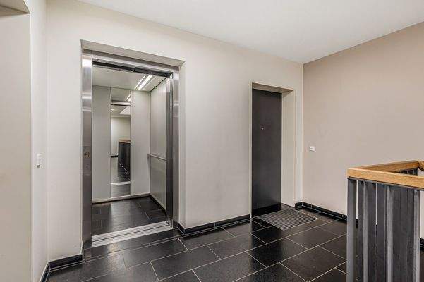 Hausflur mit modernem Fahrstuhl