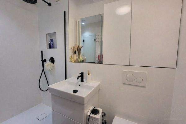 Modernes Badezimmer mit minimalistischer Ästhetik