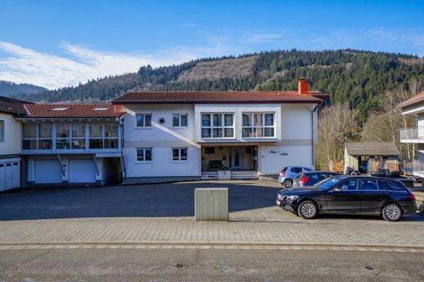 Mietshausansicht von der Hauptstraße