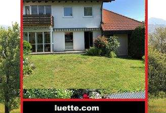 sonniges ebenes Rasengrundstück