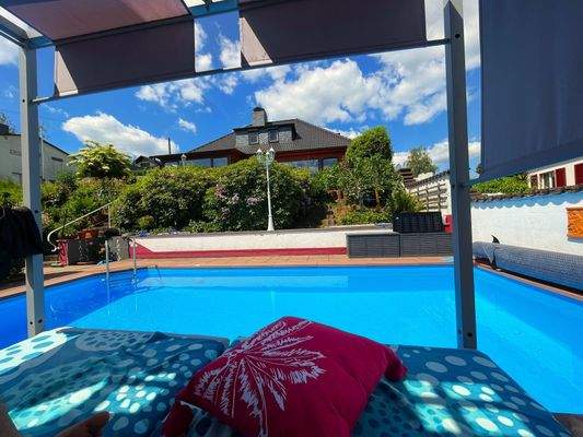 traumhafter Pool mit Blick auf das Haus