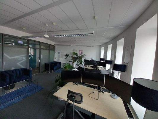 Büro mit 4 Arbeitsplätzen