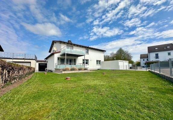 Hausansicht mit Garten