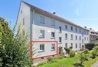 Die markierte Position zeigt die Hochparterre-Wohnung links, eingebettet in eine ruhige und gut gepflegte Häuserreihe