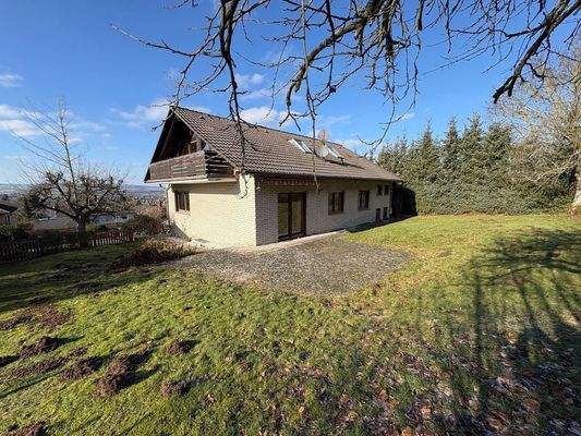 Rück- und Seitenansicht mit Terrasse und Garten