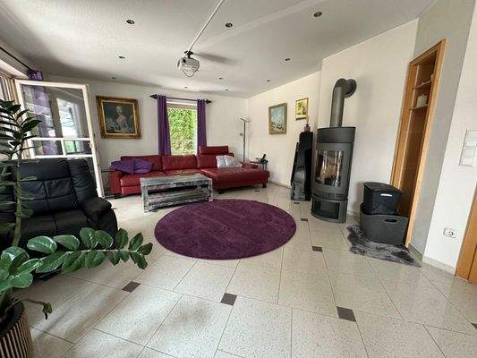 Wohnzimmer mit Kamin.jpg